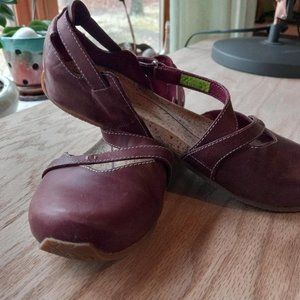 CUTE Ahnu Size 7 M Burgundy Wine Strappy Leather Women Sandal Shoes #730
